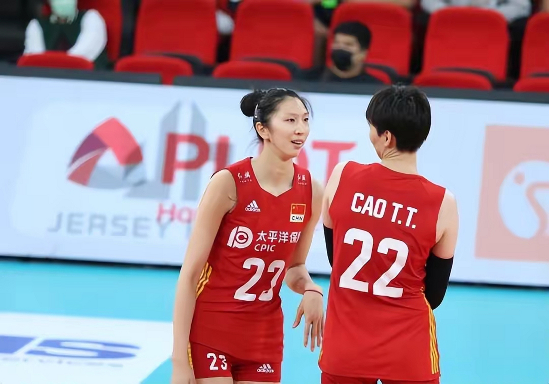 中国女排轻松击败羽毛球队晋级半决赛，竞技爆发！